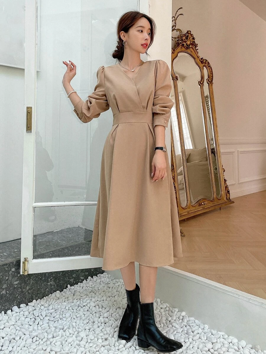 DAZY 交疊領泡泡袖A字洋裝 - 卡其色 - 查看 1