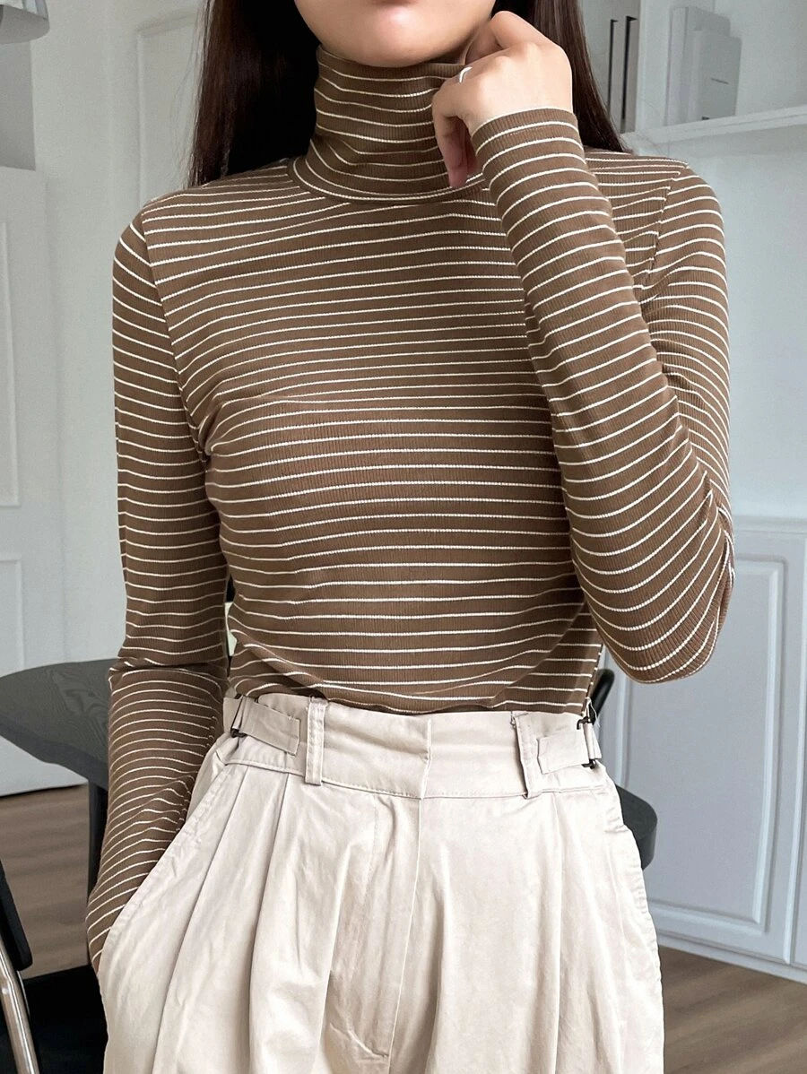 DAZY Camiseta A Rayas Con Cuello Alto - Marrón Mocha - Ver 1