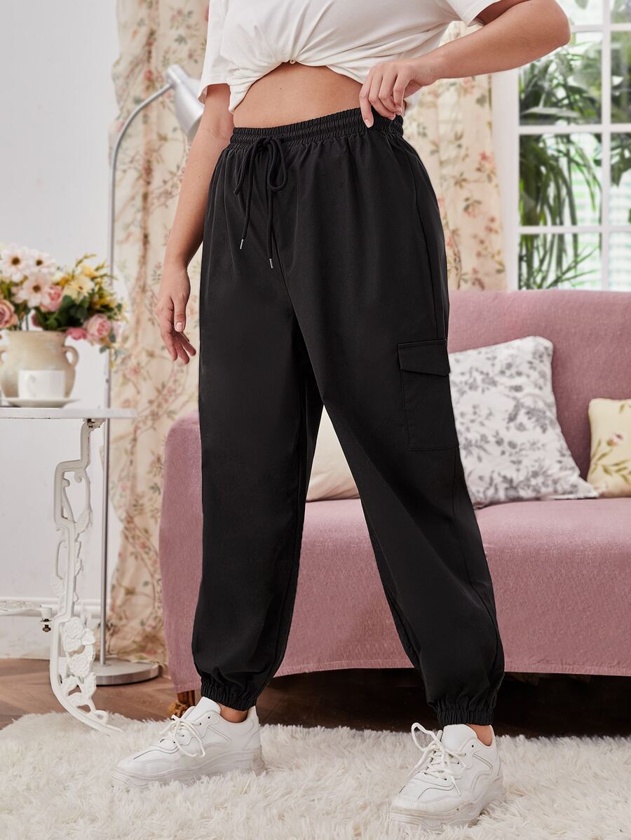 SHEIN EZwear 大碼翻蓋口袋腰部抽繩工裝褲 - 黑色 - 查看 1