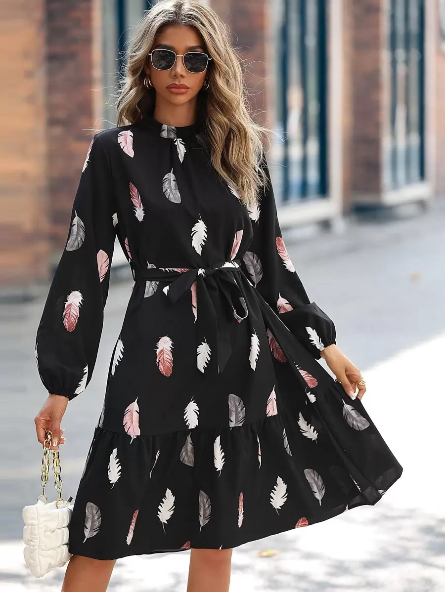 SHEIN Clasi Vestido con cinturón con estampado de pluma bajo con fruncido - Negro - Ver 1