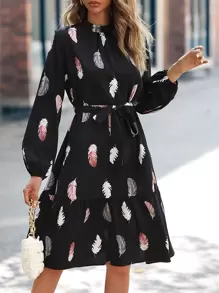 SHEIN Clasi Vestido con cinturón con estampado de pluma bajo con fruncido - Negro - Ver 3