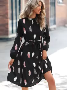 SHEIN Clasi Vestido con cinturón con estampado de pluma bajo con fruncido - Negro - Ver 4