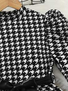 SHEIN Cô gái Tween In Houndstooth Tay áo chân cừu Thắt lưng Xoay eo Áo thun & Da giả Quần - Đen và trắng - Xem 3