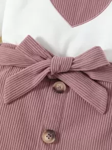 Sudadera con estampe de corazones y falda con cinturón para niña