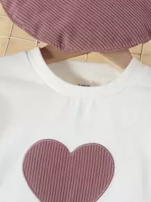 Sudadera con estampe de corazones y falda con cinturón para niña