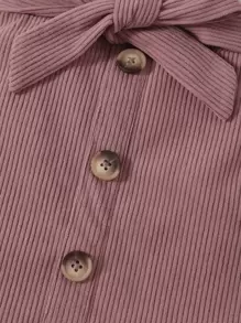 Sudadera con estampe de corazones y falda con cinturón para niña