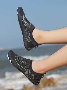 男士搭扣裝飾溯溪鞋