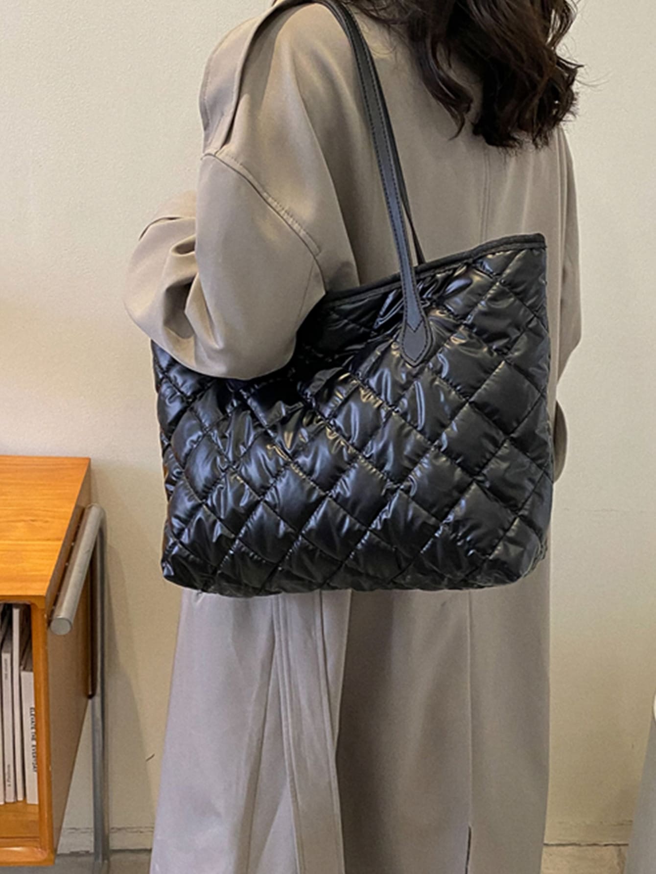 衍縫細節單肩托特包 - 黑色 - 查看 1