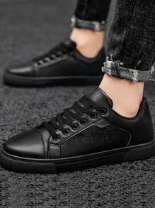 Men Minimalist Lace-up Front Low Top Sneakers