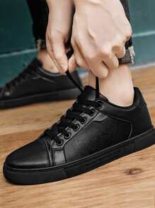 Men Minimalist Lace-up Front Low Top Sneakers