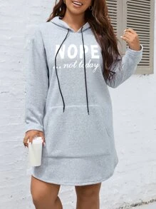 SHEIN LUNE Sudadera con bolsillo canguro, hombros caídos y cordón ajustable, con gráfico de eslogan, talla grande - Gris Claro - Ver 4