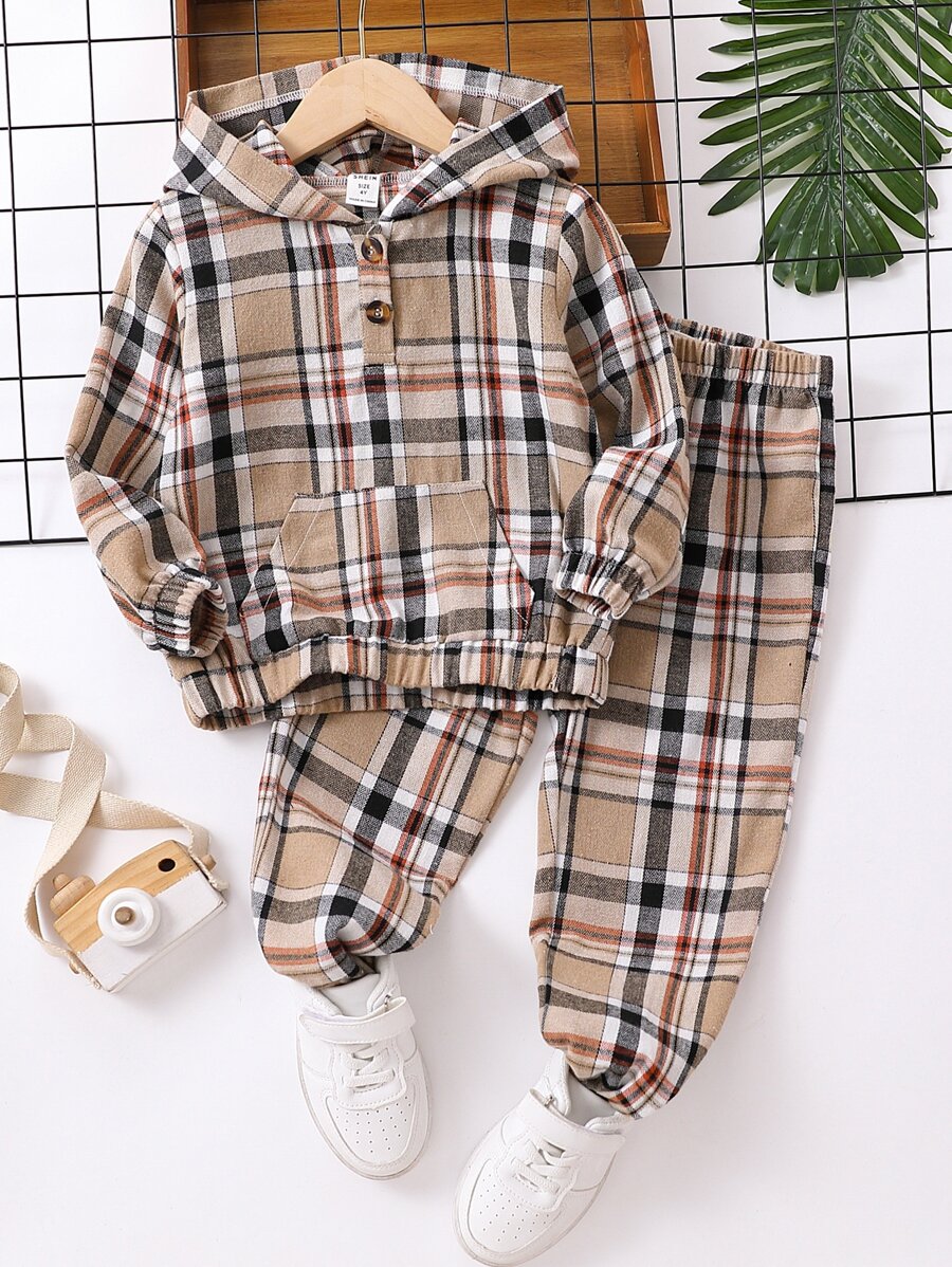 小男童格紋印花連帽衫和褲子
