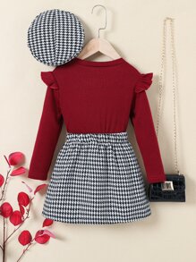 小女童荷葉邊T恤和格子圖案半身裙和帽