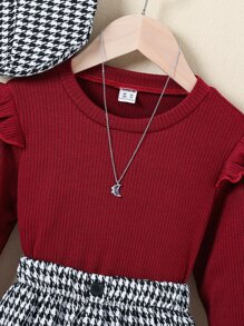 小女童荷葉邊T恤和格子圖案半身裙和帽