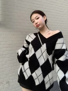 菱形印花落肩袖套頭毛衣 - 黑與白 - 查看 6