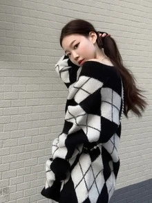 菱形印花落肩袖套頭毛衣 - 黑與白 - 查看 8