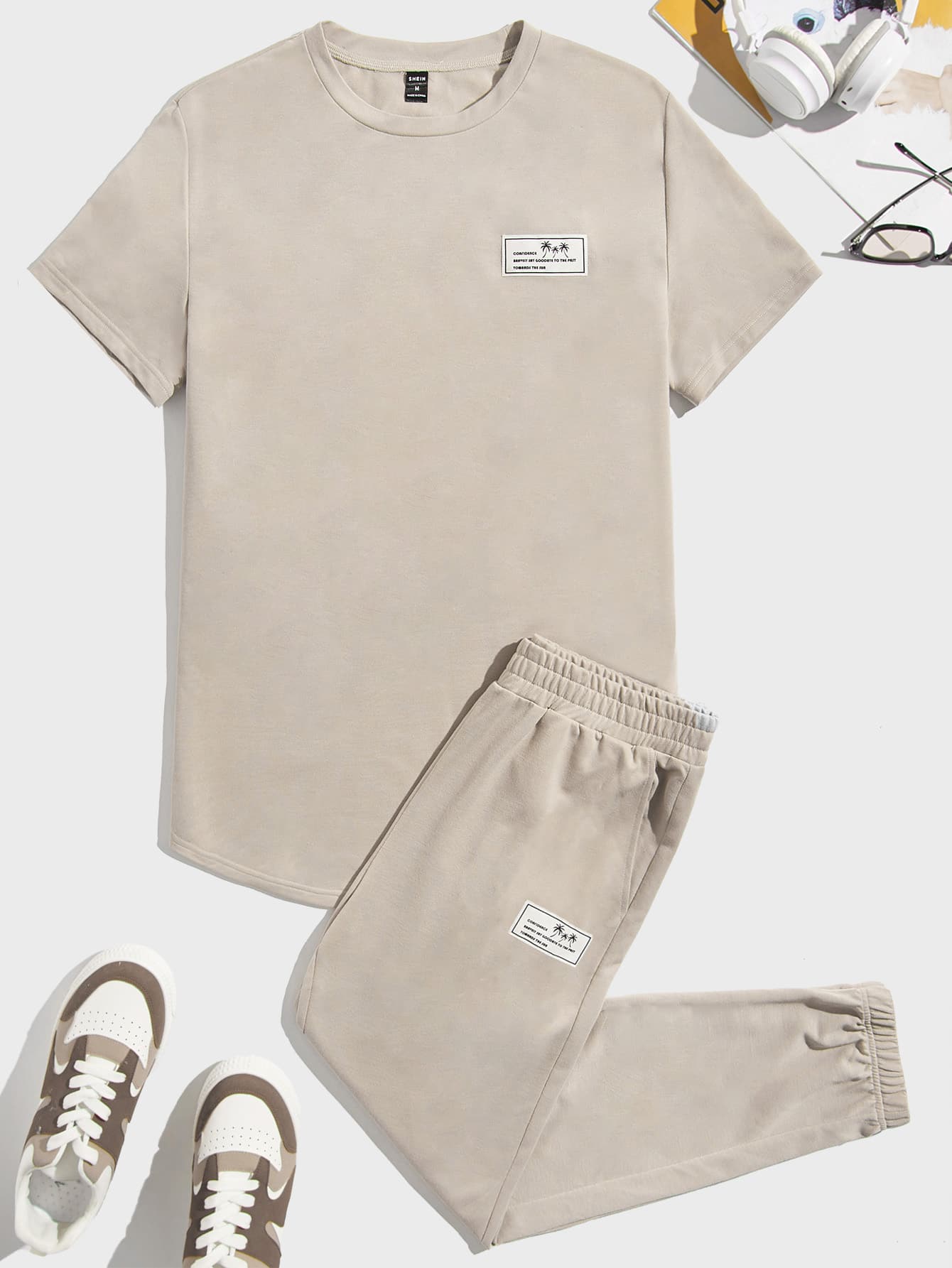 GENTILAND Men Letter Patched Detail Tee & Joggers - Khaki - View 1