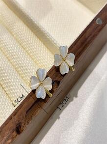 Hoa tai đinh tán thiết kế cỏ ba lá - Vàng - Xem 4