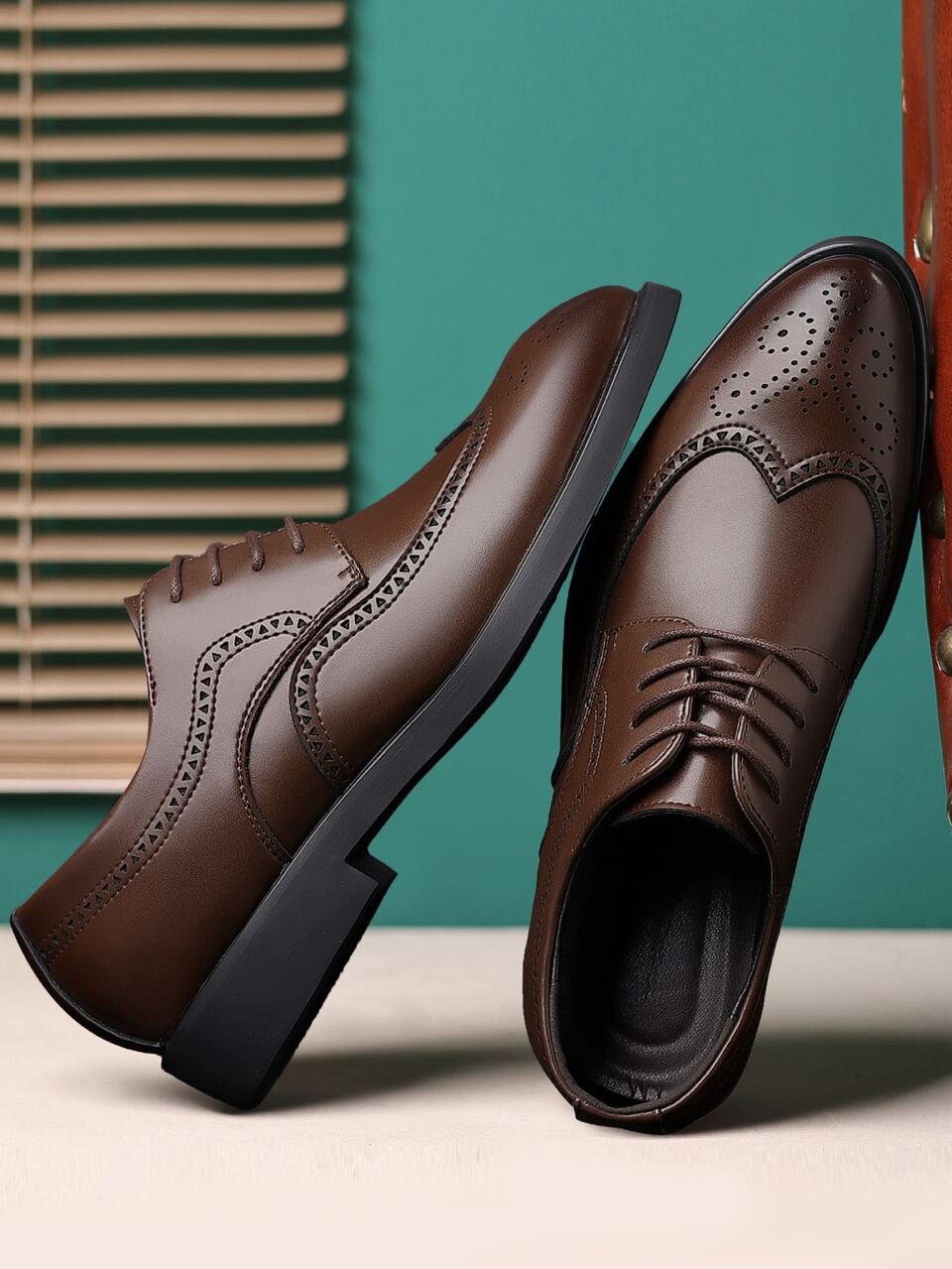 Men Wingtip Detail Lace-up Front Oxford Shoes