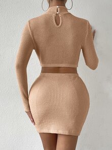 小高領前鏤空短款上衣和包臀半身裙