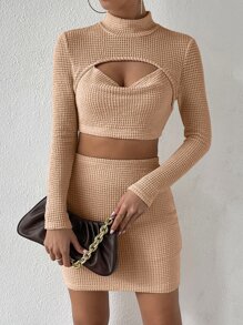 小高領前鏤空短款上衣和包臀半身裙