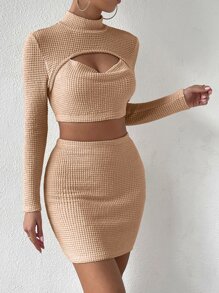 小高領前鏤空短款上衣和包臀半身裙