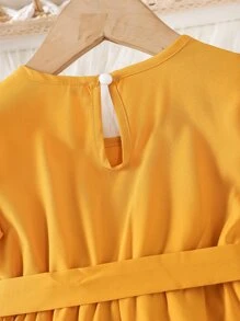 小女童貝殼邊蝴蝶袖繫腰帶洋裝 - 芥末黃 - 查看 7