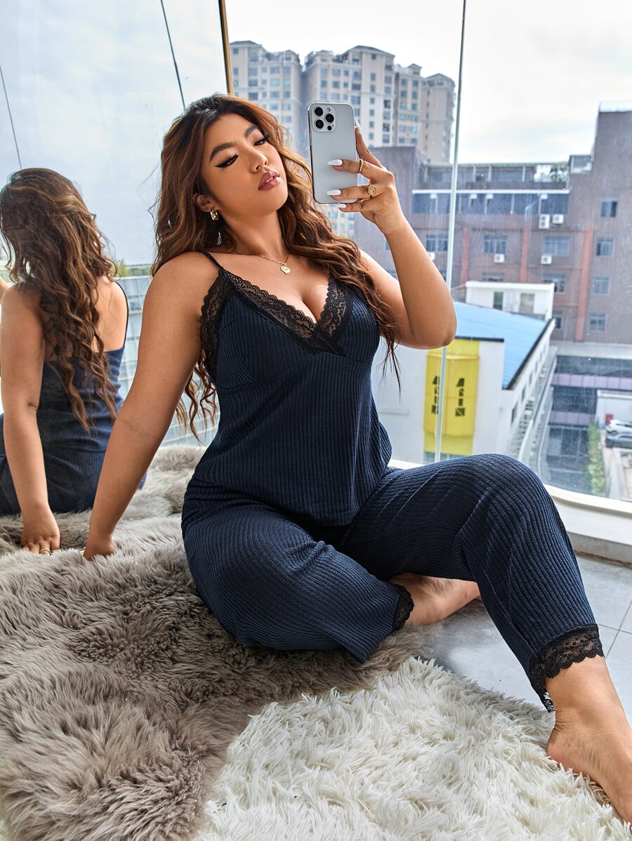 Conjunto de pijama con camiseta de tirantes de encaje de contraste y pantalones - Azul Marino - Ver 1