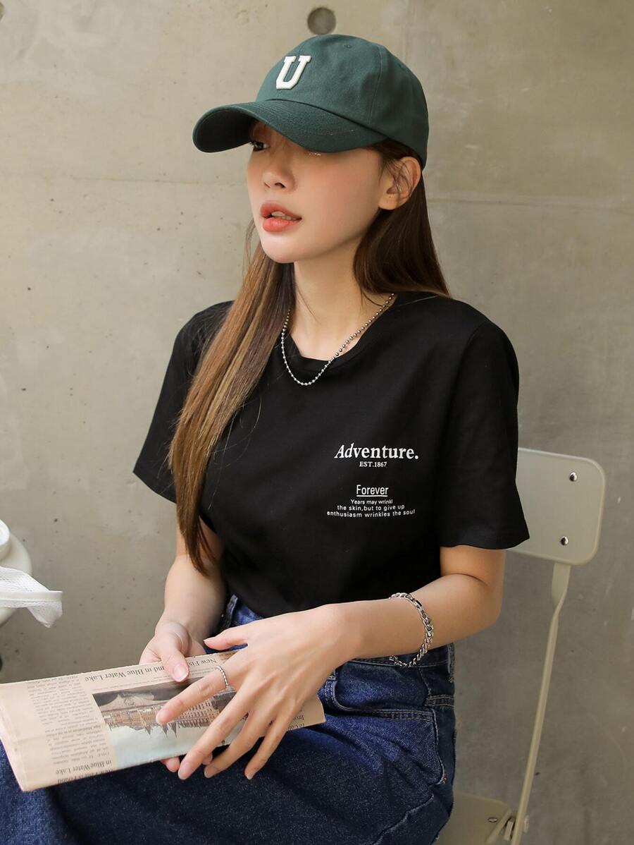 DAZY Khẩu hiệu Đồ họa Áo thun cổ tròn Phiêu lưu EST1867 Mãi mãi năm tháng có thể làm nhăn da, nhưng từ bỏ sự nhiệt tình làm nhăn tâm hồn - màu đen - Xem 1