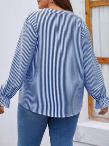 SHEIN LUNE 大碼條紋圖案缺口領荷葉袖襯衫 - 藍白色 - 查看 2