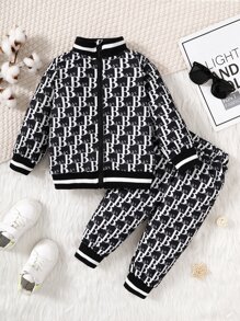 SHEIN Playful Pals 男嬰滿版字母圖案條紋飾邊夾克和運動褲 - 黑與白 - 查看 1