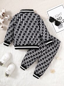 SHEIN Playful Pals 男嬰滿版字母圖案條紋飾邊夾克和運動褲 - 黑與白 - 查看 2