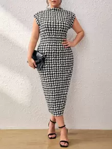 SHEIN Clasi 大碼千鳥格印花小高領緊身洋裝 - 黑與白 - 查看 1