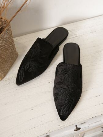 Fall/Winter Floral Embroidery Velvet Flat Mules, Fashionable And Versatile Women's Black Flat Shoes With Wrap-Toe Design, 3D Embroidery, And Velvet Fabric Material.