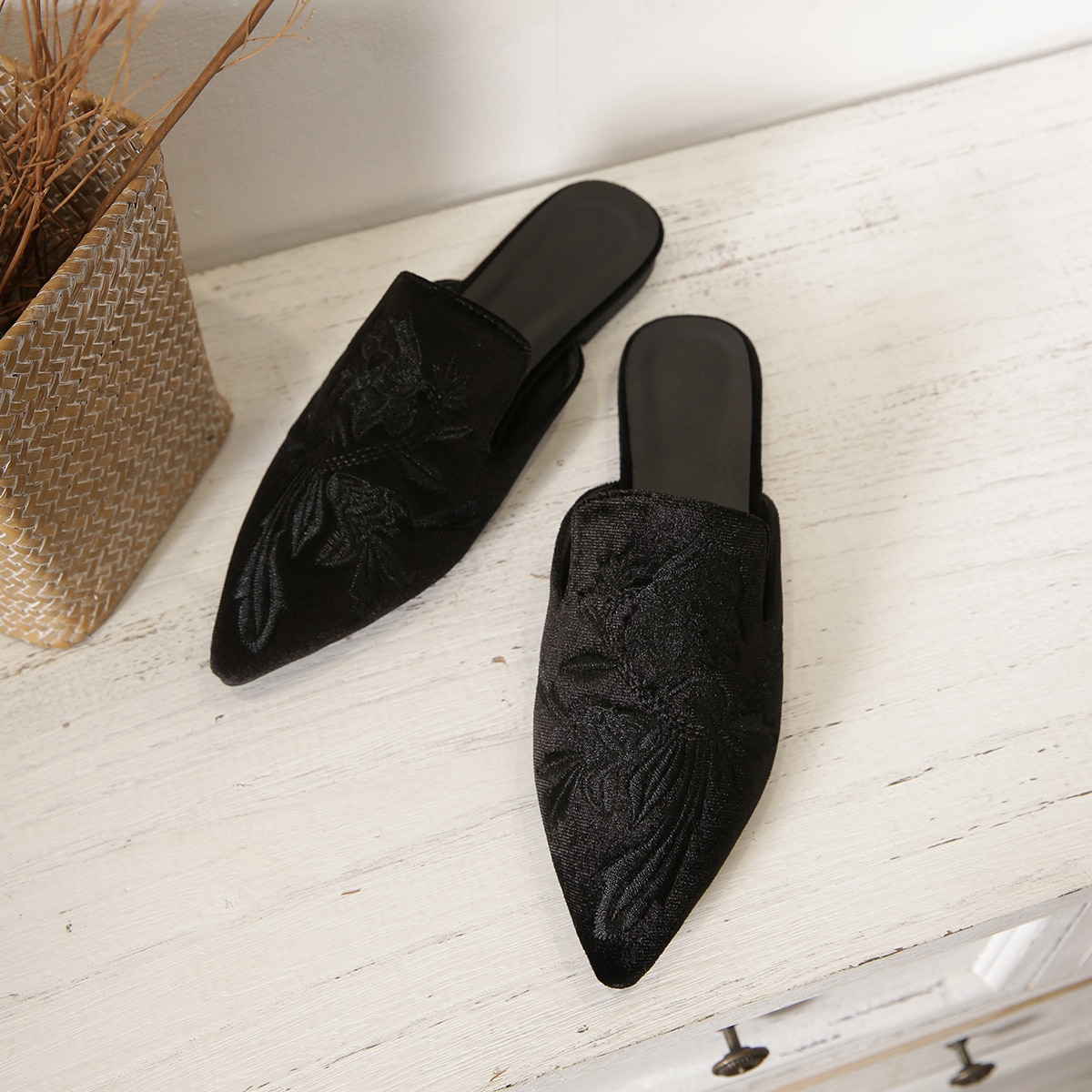 Zuecos planos de terciopelo con bordado floral de otoño/invierno, zapatos planos de mujer negros de moda y versátiles con diseño de punta envuelta,
