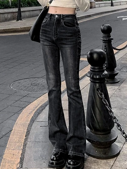 百搭纯色喇叭裤，日常通勤皆宜的辣妹时尚风格