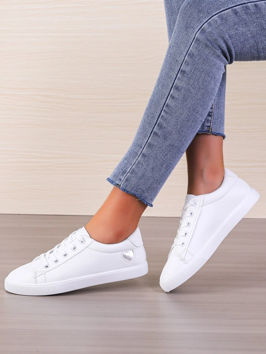 金屬質感愛心設計前綁帶板鞋,運動鞋女士白色學院風素色休閒運動鞋