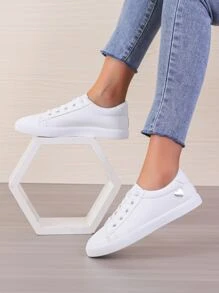 金屬質感愛心設計前綁帶板鞋,運動鞋女士白色學院風素色休閒運動鞋