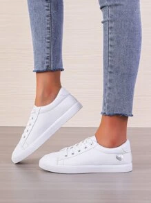 金屬質感愛心設計前綁帶板鞋,運動鞋女士白色學院風素色休閒運動鞋