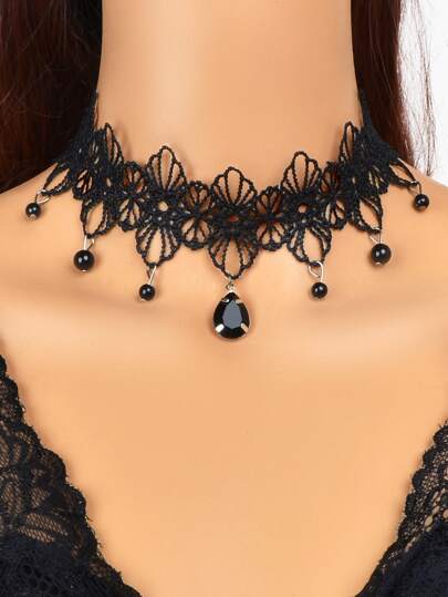 عقد عنق بدانتيل بتعليقة كرستال