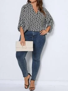 Celure 大碼滿版印花缺口領捲邊袖襯衫 - 黑與白 - 查看 1