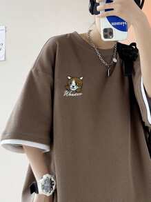 Claim Dot 男士卡通和字母刺繡落肩袖假兩入組T恤 - 咖啡棕 - 查看 3