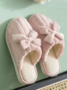 秋冬蝴蝶结装饰毛绒卧室拖鞋，蝴蝶结装饰，保暖加厚材质，时尚家居拖鞋，适合各种人群，蓬松柔软。