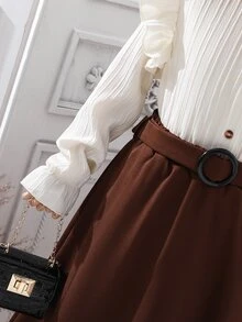 女孩荷葉邊荷葉袖襯衫和腰帶半身裙