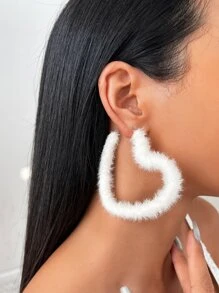 SHEIN ICON Pendientes de aro abierto de peluche con diseño de corazón - Blanco - Ver 1