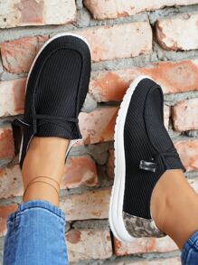 Slip-on deportivo negro con cordones y estampado de leopardo para mujer con detalle de cordones con estampado de leopardo en la parte delantera - Negro - Ver 2
