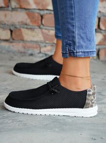 Slip-on deportivo negro con cordones y estampado de leopardo para mujer con detalle de cordones con estampado de leopardo en la parte delantera - Negro - Ver 4