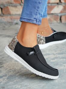 Slip-on deportivo negro con cordones y estampado de leopardo para mujer con detalle de cordones con estampado de leopardo en la parte delantera - Negro - Ver 6