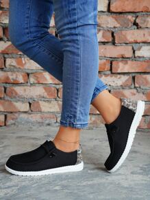 Slip-on deportivo negro con cordones y estampado de leopardo para mujer con detalle de cordones con estampado de leopardo en la parte delantera - Negro - Ver 8