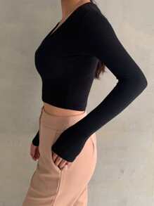 DAZY Áo thun crop top tay dài cổ chữ V trơn - màu đen - Xem 2